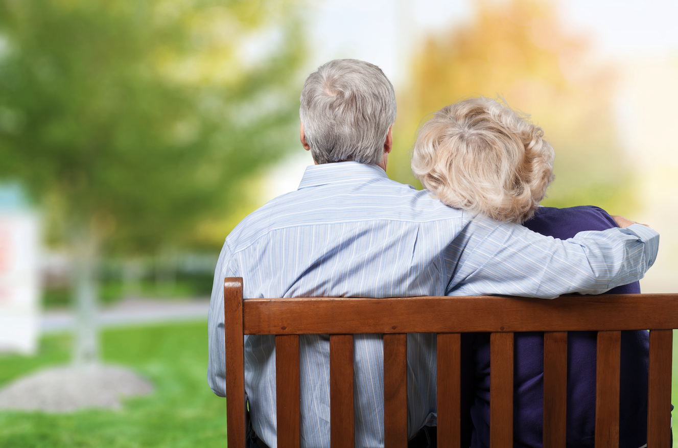 When retire your dad. Пара на скамейке. Страхование жизни пенсионеров. Пенсионные отношения. Пожилая пара на лавочке.